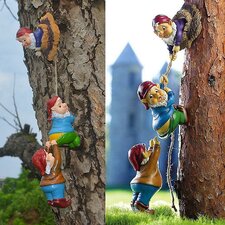 Kabouters aan touw klimmen in boom 